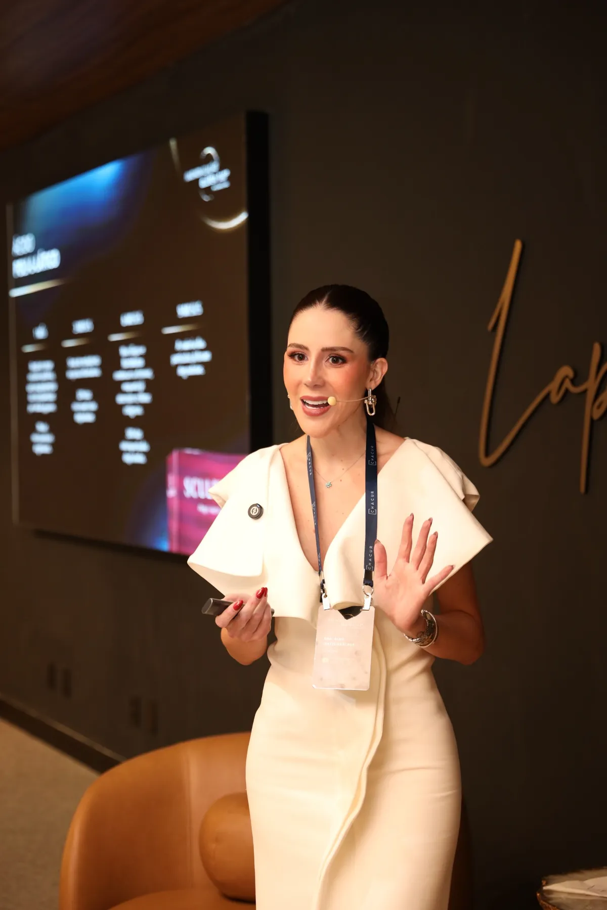Dra. Manoela Fassina palestrando para médicos